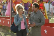 Monk (Tony Shalhoub) hat herausgefunden, was bei dem Mord auf dem Rummelplatz wirklich geschehen ist und kehrt mit Sharona (Bitty Schram) zum Tatort zurück.