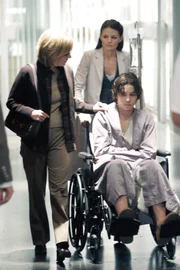 Der Highschool-Schüler Matt Davis (John Patrick Amedori, r.) bricht während einer Prüfung zusammen. Seine Mutter Margo (Roxanne Hart, l.) macht sich große Sorgen und hofft, dass Dr. Allison Cameron (Jennifer Morrison, hinten r.) ihm weiterhelfen kann.