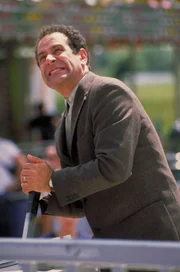 Monk (Tony Shalhoub) hat herausgefunden, was bei dem Mord auf dem Rummelplatz wirklich geschehen ist. Gemeinsam mit Sharona kehrt er an den Tatort zurück um den Mörder zu stellen...