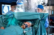 Im Operationssaal herrscht hochkonzentriertes Schweigen. Dr. Lindner (Christian Beermann, l.) und Dr. Lipp (Kassandra Wedel, r.) haben einen besonderen Patienten auf dem OP-Tisch vor sich - Florian Osterwald (Lion Wasczyk, M.).