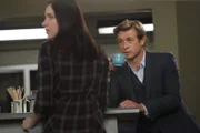 Gemeinsam mit Patrick (Simon Baker, r.) will Liesl Braddock (Haley Ramm, l.), den Mörder ihres Vaters finden ...