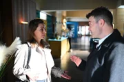 Ben (Jörg Rohde) lässt sich zu einem ungeschickten Statement hinreißen, als ihm die Reporterin Kelly Weiss (Anna Katharina Schwabroh) auflauert.