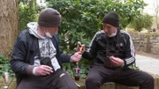 Philipp (23, li.) und Lennox (34) geraten immer tiefer in die Beschaffungskriminalität..