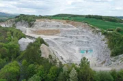 Bagger im Wasserloch im Anhydritbruch von Ellrich-Katzhütte.