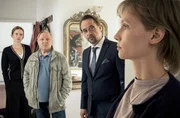 Im Haus von Solveig Menke (Adina Vetter, l.) konfrontieren Frank Thiel (Axel Prahl, 2.v.l.) und Prof. Karl-Friedrich Boerne (Jan Josef Liefers, 2.v.r.) deren Tochter Fraya Menke (Meira Durand, r.) damit, dass ihre DNA am Mordopfer nachgewiesen wurde.