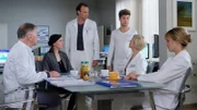 In einem unachtsamen Moment ist Maria Weber Kris Haas durch die Lappen gegangen. Er findet sie im Ärztezimmer samt den vorwurfsvollen Blicken von Dr. Roland Heilmann, Dr. Kathrin Globisch, Dr. Lea Peters und vor allem von Dr. Martin Stein.