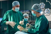 Der renommierte Schweizer Neurochirurg Dario Brosi (Markus Böker, links) kommt an die Sachsenklinik, um zu demonstrieren, wie man eine Hypophysen-OP schneller und effektiver durchführt. Als Assistenz an seiner Seite, steht Dr. Lea Peters (Anja Nejarri, rechts), seine ehemals beste Studentin an der Uni in Zürich. Brosi erweist sich bei der OP als genauso gut, wie sein Ruf, bis ihn ein Krampf in der Hand dazu zwingt, die OP an Lea abzugeben.