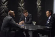 Lou Divers (Ronde Barber, l.) wird von einem Konkurrenten aus der Fantasy-Football-Liga bedroht. Als dieser kurze Zeit später tot im Wald aufgefunden wird, gerät Divers ins Visier der Ermittler Booth (David Boreanaz, M.) und Aubrey (John Boyd).