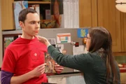 Sheldon (Jim Parsons, l.) versucht, sich an Amy (Mayim Bialik, r.) zu rächen, nachdem sie einen seiner Lieblingsfilme für ihn ruiniert hat ...