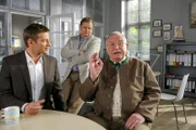 Rufus Erlinger (Harry Täschner, r.), der um den guten Ruf seiner Knödelfabrik fürchten muss, steht bei den Kommissaren Hansen (Igor Jeftic, l.) und Hartl (Michael A. Grimm, m.) ganz oben auf der Liste der Verdächtigen.