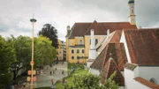 Kloster Seligenthal mit "ihren Schulkindern im Klosterhof.