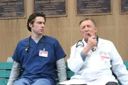 "Scrubs - Die Anfänger", "Mein falscher Rückschluss." J.D. missinterpretiert die Fröhlichkeit einer alten Dame als Wunsch, die Behandlung ihrer schweren Krankheit einzustellen. Inzwischen versuchen Turk und Elliot herauszufinden, was die Ursache für die starken Schmerzen ist, über die ihr Patient klagt. Carla hat es sich indes in den Kopf gesetzt, das gesamte Krankenhauspersonal für das jährliche Gruppenfoto zu versammeln. Im Bild (v.li.): Zach Braff (John 'J.D.' Dorian), Ken Jenkins (Dr. Bob Kelso).