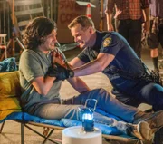 Bobby Nash (Peter Krause, r.)