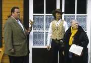 Benno (Ottfried Fischer, l.) und Resi (Ruth Drexel, r.) verdächtigen den Sioux-City-Betreiber Andi Stadler (Eisi Gulp, M.).