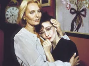 Olga (Christine Kaufmann, rechts), Freundin und Angestellte im Antiquitätengeschäft von Annette von Soettingen (Ruth-Maria Kubitschek), ist ein verhuschtes, durch eine Zahnspange entstelltes Wesen, das von Annette ausgenützt und manchmal auch freundlich behandelt wird.