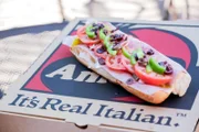 Ein frisch zubereitetes „Maine’s Italian Sandwich“ bei „Amato’s“ in Portland, Maine.