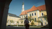 Fahrradfahrer kommt im Kloster Seligenthal an.