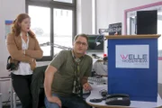 Eine brisante Radiosendung kündigt Stefan Ross (Alexander Onken, r.) zum Missfallen seiner Chefin Petra Wiesner (Marie Munz, l.) für den nächsten Tag an. Kurz darauf ist der Starmoderator tot.