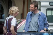 Hans (Heiko Ruprecht) und Susanne (Natalie O'Hara) geraten in Streit, als Hans ihre gemeinsame Tochter Sophia auf Tim Petersens Arm sieht.