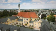 Blick auf Kloster Seligenthal.