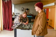 Nur seinem Betreuer Holger Gieser (Tristan Seith, l.) kann sich Nico "Krake" Bauer (Luke Matt Röntgen, r.) anvertrauen.