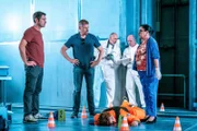 Vorne, v.li.: Klaus Lechner (Andreas Kiendl), Max Herzog (Martin Gruber), Freddy Votava (Patrick Isopp, liegend), Franziska Beck (Maria Happel)