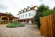 Das Restaurant „Babiččina Zahrada“ wurde 2013 eröffnet und befindet sich in Pruhonice, etwas außerhalb von Prag. Es ist bekannt für ihr Gericht „Pečená Kachna“ (gebratene Ente).