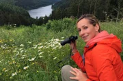 Der Wildnis-Trail durch den Nationalpark Eifel macht seinem Namen alle Ehre: Schmale Pfade schlängeln sich über 85 Kilometer durch dichte Wälder mit umgestürzten Bäumen, über sturmumtoste Höhen, vorbei an Bächen, Wildblumenwiesen und kleinen Dörfern. Tamina Kallert wandert die erste der vier Etappen durch die wilde Eifel, in der die Natur wieder Natur sein darf.