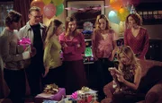 V.l.: Xander (Nicholas Brendon), Rupert Giles (Anthony Stewart Head), Dawn Summers (Michelle Trachtenberg), Tara Maclay (Amber Benson), Anya (Emma Caulfield), Buffy (Sarah Michelle Gellar), Willow (Alyson Hannigan). Die Verwendung des sendungsbezogenen Materials ist nur mit dem Hinweis und Verlinkung auf RTL+ gestattet.