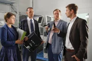 Am Arbeitsplatz des Opfers werden die Kommissare Hartl (Michael A. Grimm, 2.v.r.) und Hansen (Igor Jeftic, r.) von Firmenchef Süßmann (Peter Raffalt, 2.v.l.) und Tochter Sarah (Miriam Morgenstern, l.) auf eine heiße Spur aufmerksam gemacht.