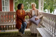 Elli (Pia Amofa-Antwi, l.) hat Fragen an ihre Oma Hilda (Carla Becker, r.). Was verschweigen sie und Ellis Vater Karl?