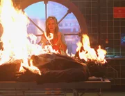 Ein skurriler Fall wartet auf die Ermittler: Die glamouröse Bridgette (Amy Grabow) taucht in der Pathologie auf, setzt den Leichnam ihres toten Ehemannes in Flammen und springt aus dem Fenster!