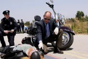 Warum hat ein verunglückter Motorradfahrer (Darsteller nicht bekannt) vor sechs Jahren eine andere Identität angenommen? Dr. Garret Macy (Miguel Ferrer) ermittelt.