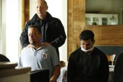 Red (James Spader, hinten), Tony Pagliaro (Lenny Venito, l.), Gefangener (Komparse)
