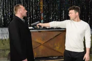 Ben (Jörg Rohde, r.) sieht nur eine Möglichkeit, Ekaterina aus Rottmanns (Marko Dyrlich) Fängen zu retten und greift zur Waffe...