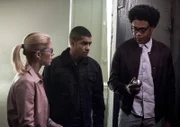 Felicity Smoak (Emily Bett Rickards, l.), Rene Ramirez (Rick Gonzalez, m.) und Curtis Holt (Echo Kellum)