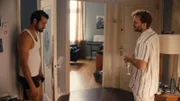 David (David Helmut, r.) bittet Nico (Nicolas Fethi Türksever) darum, sich zu beeilen.