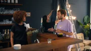 David (David Helmut) spricht mit seiner (Iris Ried) letzte Vorbereitungen ab.