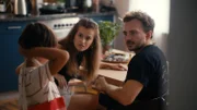 David (David Helmut) sucht bei Melisa (Melisa Dobric) Rat, als Nico den Jungen (Matteo Hilterscheid) mit in die WG bringt.