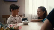 Lena (Lena Meckel) findet den Jungen (Matteo Hilterscheid) sehr süß, weiß aber nicht, dass er Davids Sohn ist.
