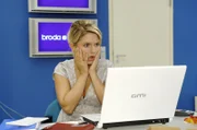 Versehentlich verschickt Anna (Jeanette Biedermann) das Layout an einen großen Verteiler ...