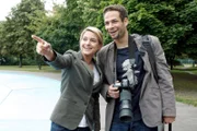Anna (Jeanette Biedermann, l.) assistiert Jannick (Mike Adler, r.) bei der Fotoproduktion - und beweist dabei einen guten Blick.