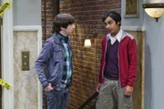 Während Raj (Kunal Nayyar, r.) Howard (Simon Helberg, l.) mit seinen Beschwerden über die Schwierigkeit, sich mit zwei Frauen gleichzeitig zu treffen, immer mehr zur Weißglut bringt, endet eine kleine Meinungsverschiedenheit zwischen Leonard und Sheldon in einem handfesten Streit ...