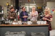 Während Penny (Kaley Cuoco, 2.v.r.) und Bernadette (Melissa Rauch, r.) Howard (Simon Helberg, l.) und Leonard (Johnny Galecki, 2.v.l.) bei ihrer Erfindung helfen, vertraut Sheldon Amy ein schockierendes Geheimnis an ...
