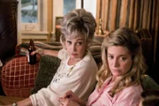 Meemaw (Annie Potts) kann nicht glauben, dass Georgie der Vater des jungen Sheldon sein soll, während Mary (Zoe Perry) sich wundert, woher Sheldons unglaublicher IQ kommt.