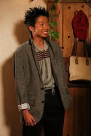 Tam (Ryan Phuong) will die Popularität seines Kumpels Sheldon zu Nutze machen, während sich Georgie ausgegrenzt fühlt.