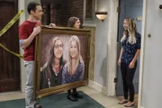 Nachdem Sheldons (Jim Parsons, l.) und Amys (Mayim Bialik, 2.v.l.) Wohnexperiment geglückt ist, wollen sie Umdekorieren und müssen daher einiges an Penny (Kaley Cuoco, r.) zurückgeben - die scheint alles andere als begeistert ...