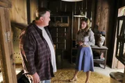 Eigentlich möchte Mary (Zoe Perry, r.) den Vater von Billy, Herschel Sparks (Billy Gardell, l.), auf ihre Seite ziehen, als sie erfährt, dass ihre Söhne zusammen Dungeons & Dreagons spielen. Doch während Mary in dem Spiel eine Verletzung der kirchlichen Regeln sieht, freut sich Herschel lediglich, dass sein Sohn ein paar Freunde hat ...