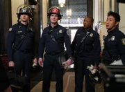 Haben mit ungewöhnlichen und erschreckenden Fällen zu kämpfen: (v.l.n.r.) Buck (Oliver Stark), Bobby (Peter Krause), Hen (Aisha Hinds) und Chimney (Kenneth Choi) ...