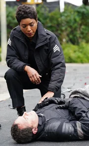 Athena (Angela Bassett, o.)